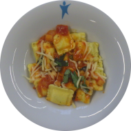 Kleine Portion: Ravioli mit 'Spinat-Käse-Füllung' (15,19,47) mit 'Sauce à la julienne' (19,21,81) dazu geriebener Gouda (19)