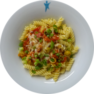 Fussili (81) mit veganer Gemüsebolognese und Basilikum (1,3,21) dazu geriebener Hartkäse (15,19)