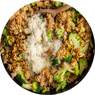 Nudeln 'Strozzapreti' (81) mit Brokkolisoße mit Mandelsplittern (18,71,81) und geriebenem Gouda (19) oder Reiberei (1). Auch als kleine Portion erhältlich.