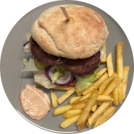 Sie können aus 6 verschiedenen Burgervariationen wählen. Heutige Tagesempfehlung: Burger BBQ-Puten-Rib mit Gewürzgurke, roten Zwiebeln und Eisberg (9,15,19,21,22,81,83) dazu als Menüoption Pommes und House-Dip (9,22)