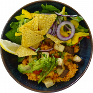 Taco-Bowl 'al Pastor' mit mariniertem Räuchertofu, Avocado, Tortillachips und Kirschtomaten (3,18,81) und Couscous