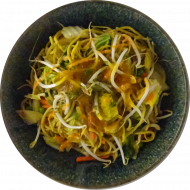 'Bami Goreng' mit Bratnudeln, Sojasprossen, Chinakohl, Gemüse und Röstzwiebeln (2,18,49,81)