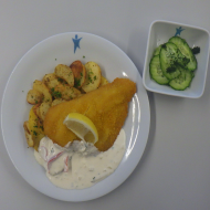 Gebackenes Schollenfilet mit Zitronenkeil (16,81,82) und Kräuterremoulade (9,15,19,81) dazu Bratkartoffeln und kleiner Gurkensalat mit Dill