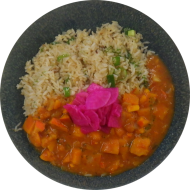 Buttermilch-Curry mit Hokkaido und Tomaten (19,22) on Top Pink Rettich (24) dazu Bratreis