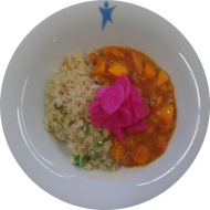 Kleine Portion: Buttermilch-Curry mit Hokkaido und Tomaten (19,22) on Top Pink Rettich (24) dazu Bratreis