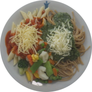 Pastabar (81) mit würziger Paprikasoße (19) oder Schmelzkäse-Schinken-Soße (1,2,3,81) dazu geriebener Gouda (19) oder Reiberei (1) und buntes Gemüse