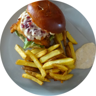 Burger Normandie mit Putenschnitzel, Camembert, Feldsalat, Preiselbeeren und Dijonmayo (15,19,22,54,81) dazu als Menüoption Pommes und House-Dip (9,22,63)