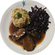 Hirschsauerbraten in Rotweinsoße mit Preiselbeeren (24) und Rotkraut dazu einen hausgemachten Semmelknödel (15,19,81)