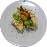 Burrito 'Creamy Bombay' mit gebratenen Putenschnitzelstreifen, Reis und fruchtige Mango-Curry-Creme dazu (15,19,81) Kartoffelspalten