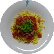 Spaghetti (81) und Tomatensoße 'Mailänder Art' mit Salamiwürfel (1,2,3,46,81) oder mit Frischkäse-Kräuter-Soße (19,81) und geriebenem Gouda (19). Auch als kleine Portion erhältlich.