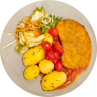 Schnitzelabend: Gemüseschnitzel (81,85) an Tomaten-Thymian-Oregano-Soße (81) dazu Rosmarinkartoffeln (49) und Salatgarnitur