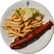 Grillabend: Jackfruitbratwurst (49) an Currysoße (1,2,9,10,11) dazu frittierte Kartoffelstäbchen und Salatgarnitur