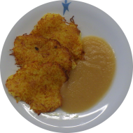 Hausgemachte Kartoffelpuffer mit Zucker (2,3,24,81) und Apfelmus (3). Auch als kleine Portion erhältlich.