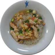 Kleine Portion: Chinesisches Chicken Kung Pao mit gerösteten Erdnüssen, Chili, Knoblauch und Frühlingslauch (2,3,17,18,49,81) dazu Glasnudeln (2,18,81)