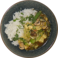 Chop Suey mit gebratenem Tofu, Knoblauch, Ingwer und buntem Gemüse (2,18,23,49,81) dazu Jasmin-Duftreis