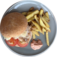 Burger Ceasar`s Chicken mit gebratener Hähnchenbrust, Römersalat, Tomate und Hartkäse (19,22,47,81,82) dazu als Menüoption Pommes und House-Dip (9,22)