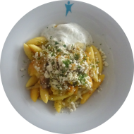 Schupfnudel-Kürbis-Pfanne mit Hirtenkäse und Petersilien-Quarkdip (15,19,81)