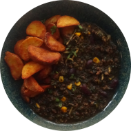 Geschmortes Rind 'Virgin Island', Kidneybohnen, Mais und Spinat (3,21,81) dazu gewürzte Curry-Chili-Fries