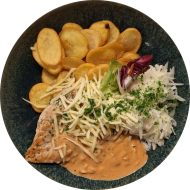 Gebratene Hänchenbrust an pikanter Metaxasoße und Reibekäse (1,19,49) dazu Kartoffel-Chips und Weißkohlsalat