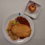 Hähnchnebrust Piccata mit Parmesanpanade (19,81) an Tomaten-Kräuter-Soße (81) dazu Pastasotto mit gehobeltem Hartkäse (3,15,19,24,81) und 1 Apfel