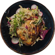 „Frittelle di patate gratinate“ Kartoffelrösti überbacken mit Hartkäse, Creme aus getr. Tomaten, Lauch und Jagdwurst getoppt mit Salatgarnitur und Honig-Senfdressing(1,2,3,15,19,21,22,48,51,81) 