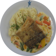 Fischaktion: Gebratenes Schellfischfilet (1,16,81) auf gerahmten Möhren-Kürbis-Zuckerschotengemüse (19) dazu hausgemachter Kartoffel-Selleriestampf (3,19,21)