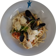 Kleine Portion: Spaghetti nach 'Vongole Art' mit Muscheln, Shrimps, Tomate, Knoblauch, Chili und gehobeltem Hartkäse (14,19,26,47,49,81)
