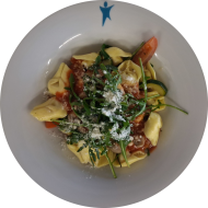 Tomaten-Tortellini-Pfanne mit Champignons, Zwiebeln und Rucola getoppt mit italienischem Hartkäse (15,19,81)