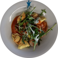 Kleine Portion: Tomaten-Tortellini-Pfanne mit Champignons, Zwiebeln und Rucola getoppt mit italienischem Hartkäse (15,19,81)
