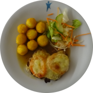 Schweinerückensteak 'Tomate-Mozzarella' gratiniert (19) oder gebratenes Tofusteak (2,18,81) dazu Kartoffelbällchen (81) und Lollo Bionda Salat