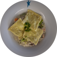 3 vegetarische Maultaschen (15,19,21,81) auf buntem Rahmgemüse (19,81)