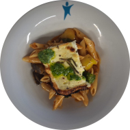 Mit mediterranen Kräutern marinierter Hirtenkäse (19) auf Pastapfanne Ratatouille mit frischem Gemüse und Knoblauch (15,19,49,81)