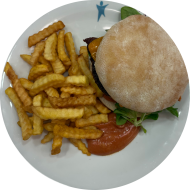 Burger Farmer mit Tomaten, Feldsalat, Zwiebeln, Bacon, Käse, Gurke und Senf-Meerrettich-Dip (2,3,15,19,22,24,81,83) dazu Menüoption Pommes und House-Dip (9,22)