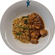Kleine Portion: Tofu-Pflaumen-Gulasch (1,18,22,24) dazu gebratener Zartweizen mit Porree (81)