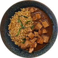 Tofu-Pflaumen-Gulasch (1,18,22,24) mit gebratenem Zartweizen mit Porree (81)