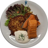 Lauwarmer Lachs mit Meerrettich-Dip (3,16,19,24,56) auf hausgemachten Kartoffelpuffern (2,3,15,24,81) dazu bunter Salatmix
