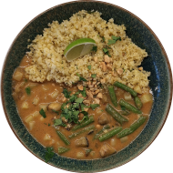 Thailändisches Massaman-Curry mit Kartoffeln, roten Zwiebeln, Bohnen, Koriander und Erdnusscreme (2,17,18,49,81) dazu Kräuterbulgur (81)