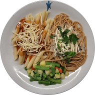 Pastabar (81) mit Basilikumrahmsoße (19) oder Tomaten-Kräuter-Soße (81) dazu geriebener Gouda (19) oder Reiberei (1) und buntes Gemüse