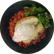 Ofenkartoffel an Purple-Couscous und Minz-Sojanäse (18,22,81) und frischer Feldsalat