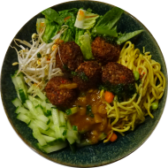 Bunte Asia Bowl mit Mienudeln, Gurke, Mango, Edamame, Römersalat, Möhren, Sprossen und BeanBits (2,18,23,81)