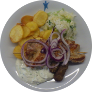 Griechischer Spezialitätenteller 'Samos' mit Souflakispieß, Cevapcici und roten Zwiebelringen (15,22,81,83) an hausgemachtem Zaziki (19,49) dazu gebackene Knoblauchkartoffeln (49) und ein griechischer Weißkrautsalat (6)