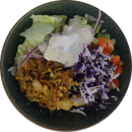 Bunte Döner-Bowl mit knackigen Kraut, Salat, Joghurtdressing und Couscous (15,19,81)