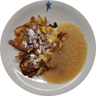 Topfenschmarn mit Puderzucker (15,19,81) dazu Apfelmus (3)