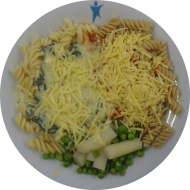 Pastabar (81) mit Gemüsebolognese (1,3,21) oder Käse-Nuss-Soße (15,19,73,81) dazu geriebener Gouda (19) oder Reiberei (1) und buntes Gemüse