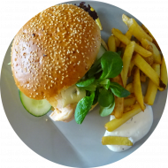 Burger 'Chicken meets Gorgonzola' mit Apfel und Senf-Mayonnaise (9,15,19,22,23,47,81,83) dazu als Menüoption Pommes und House-Dip (9,22)