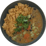 Thai Chili mit schwarzen Bohnen, Sonnenblumenhack, Koriander und Tomaten (49) dazu Couscous