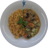 Kleine Portion: Thai Chili mit schwarzen Bohnen, Sonnenblumenhack, Koriander und Tomaten (49) dazu Couscous