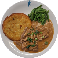 Schweinegeschnetzeltes 'à la Kren' mit Meerrettich, Creme fraiche und Lauchzwiebeln (1,3,19,24,81) dazu Bohnengemüse und einen Tellerrösti