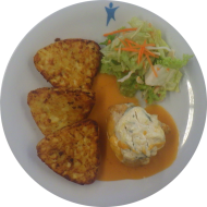 Hähnchensteak gebraten mit Frischkäse und Lauch gratiniert (1,19) an 'Sauce Choron' (8,15,19,24) dazu Kartoffelröstiecken und Salatgarnitur