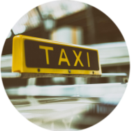 Taxiteller: Hähnchenkebab und Currywurst 'Westerhaus Art' (3,9) dazu Zwiebeln, Tomaten, Gurken und Krautsalat (19,49), serviert mit Pommes frites und Zaziki (5,9,19,49,81).